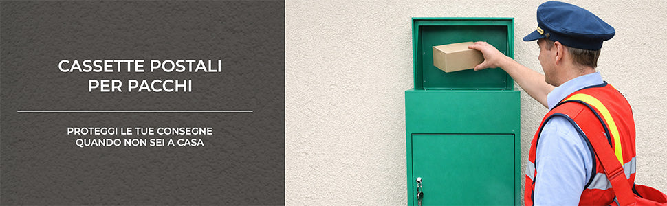 Uomo in uniforme blu inserisce un pacco in una cassetta postale verde, con un muro chiaro sullo sfondo, evidenziando sicurezza e praticità