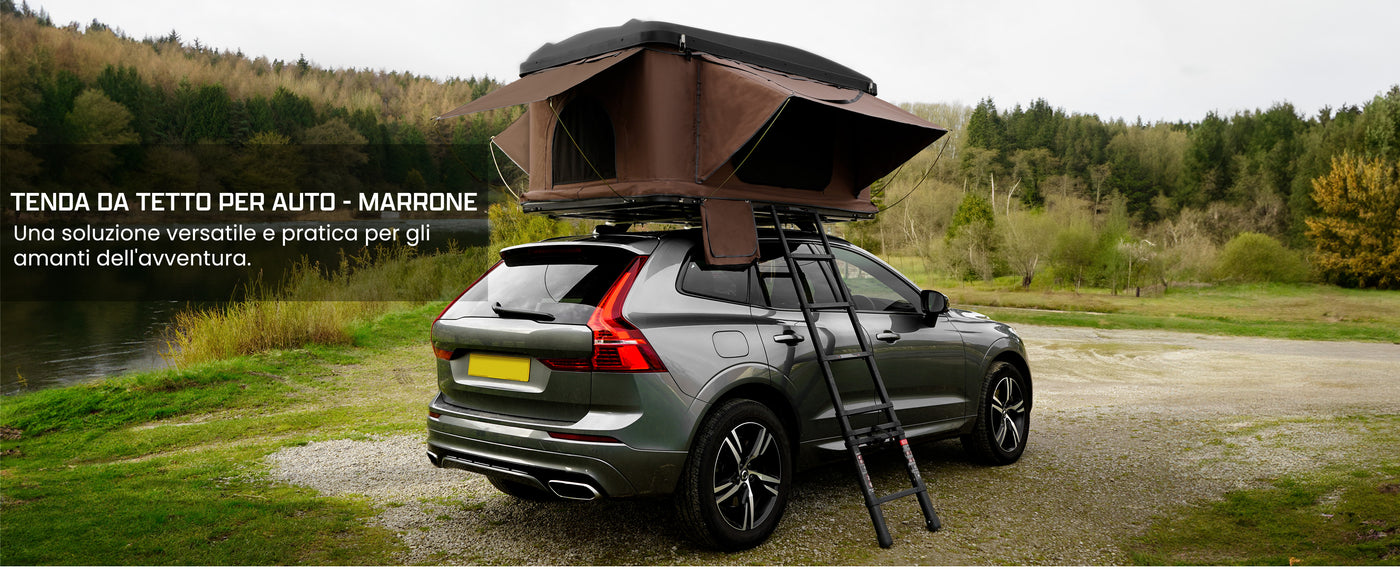 Tenda da tetto marrone montata su SUV grigio, ideale per avventure all'aperto, con scala e paesaggio naturale sullo sfondo