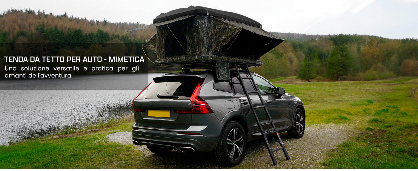 Tenda da tetto mimetica montata su SUV grigio, circondata da un paesaggio verde e un lago, ideale per avventure all'aperto