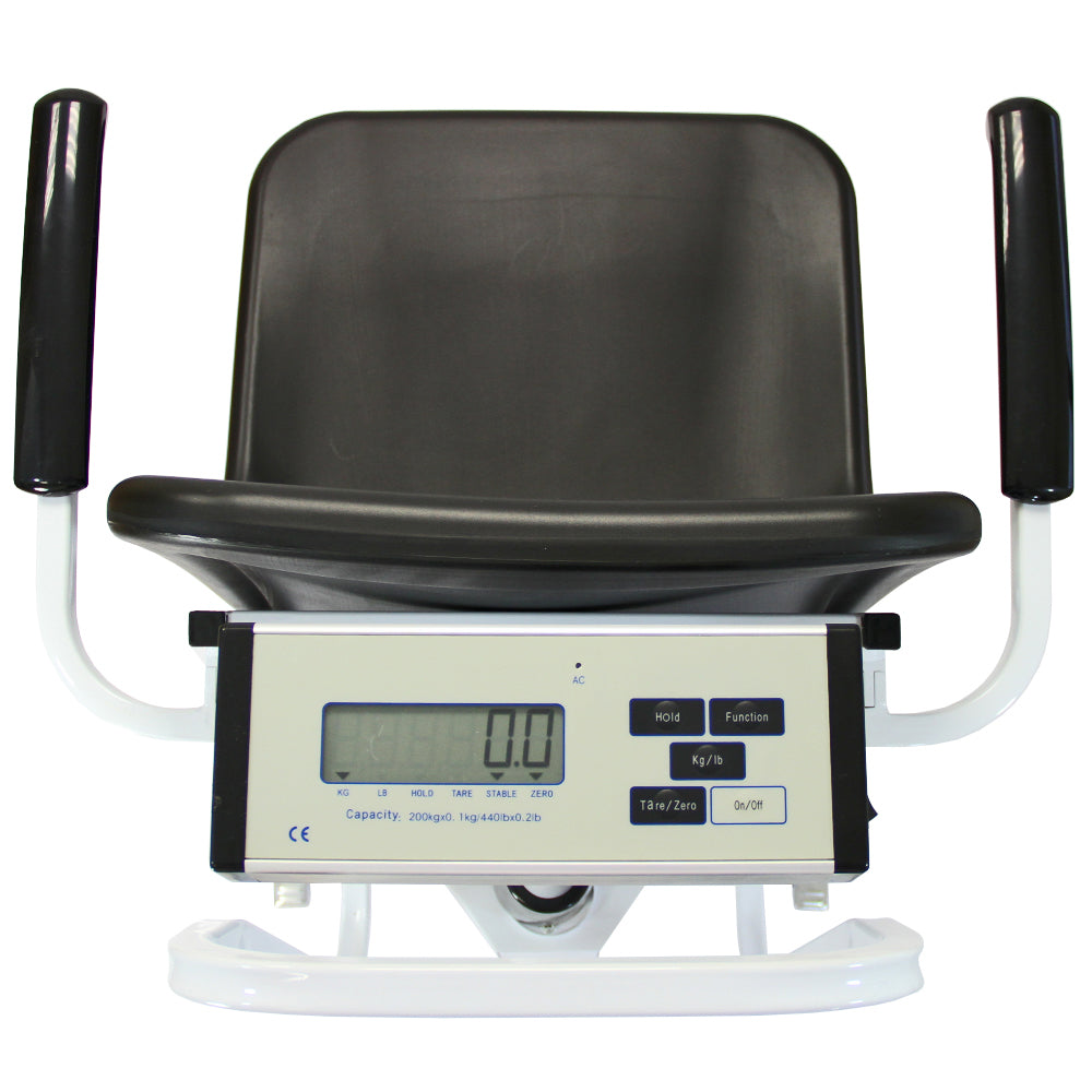 Sedia a rotelle con bilancia T-Mech, struttura bianca, seduta nera, display digitale per pesare, maniglie nere per supporto