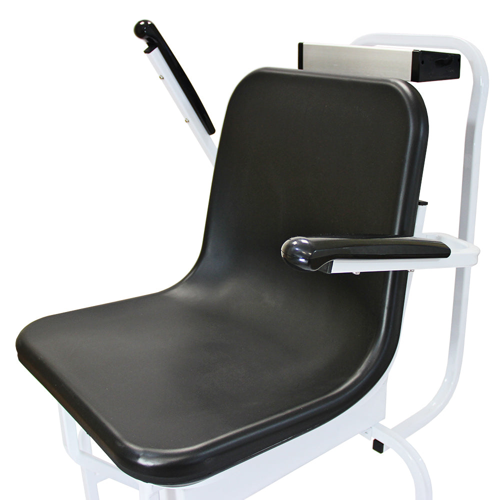 Sedia a rotelle con bilancia, struttura bianca, seduta nera in plastica, braccioli neri, design ergonomico e funzionale