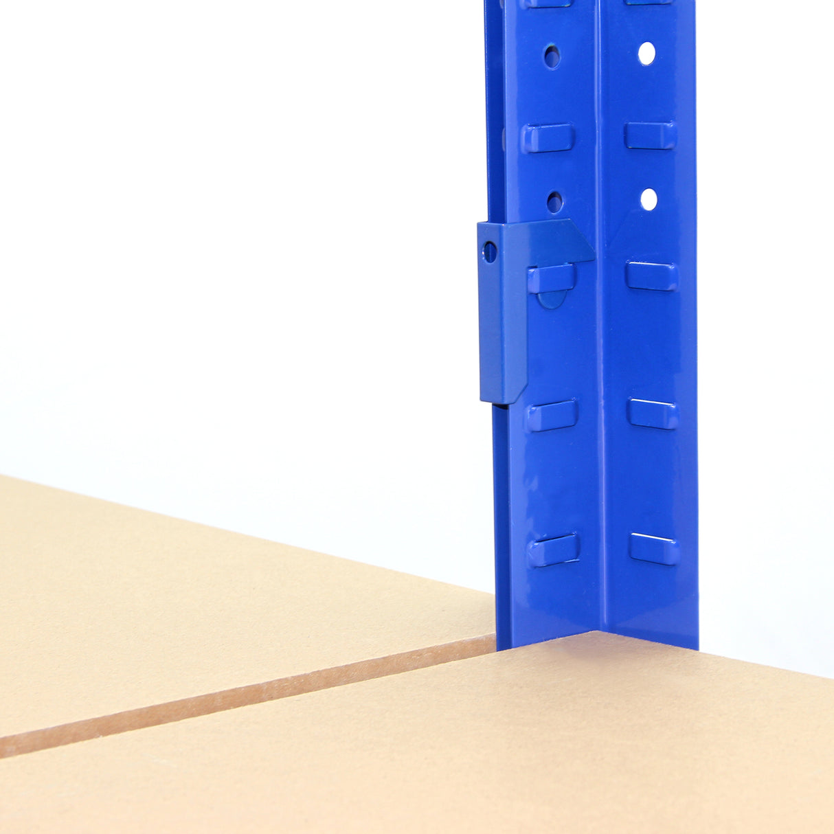 Connettore blu in acciaio per scaffali T-Rax, con finitura liscia e resistente, progettato per unire stabilmente i ripiani in legno