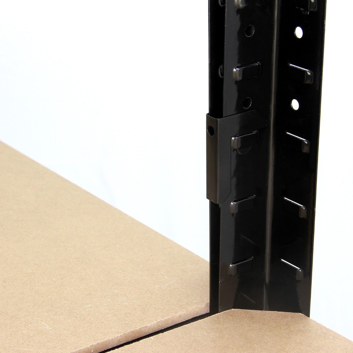 Scaffale da garage nero in metallo con connettori, struttura robusta e design modulare, ideale per ottimizzare lo spazio di stoccaggio