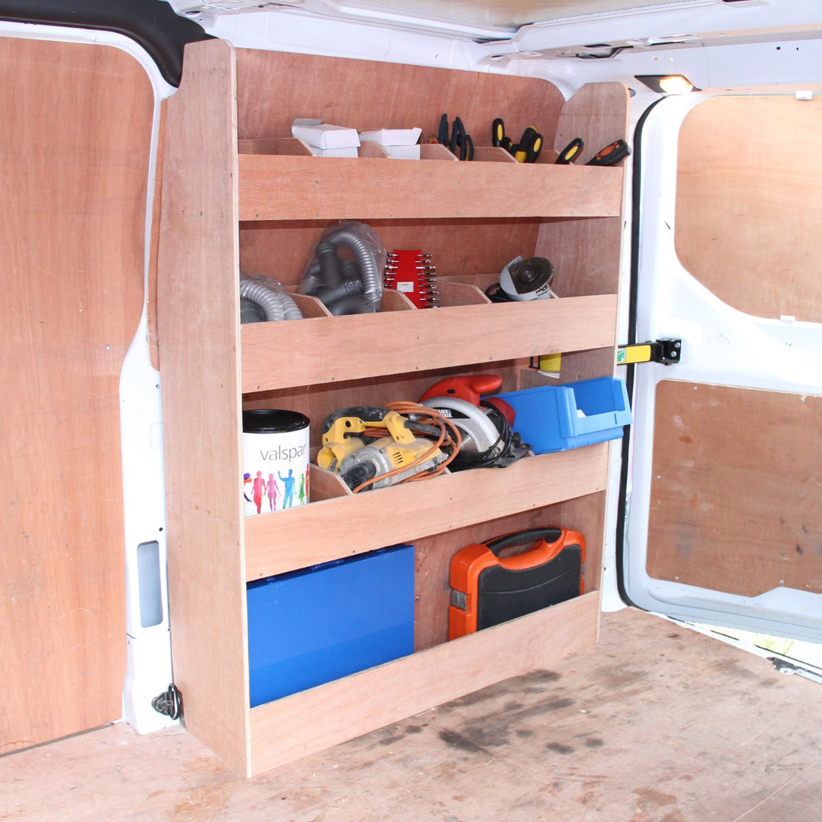 Scaffalatura in legno chiaro per furgone Ford Transit Custom, con ripiani per attrezzi e contenitori, design funzionale e robusto