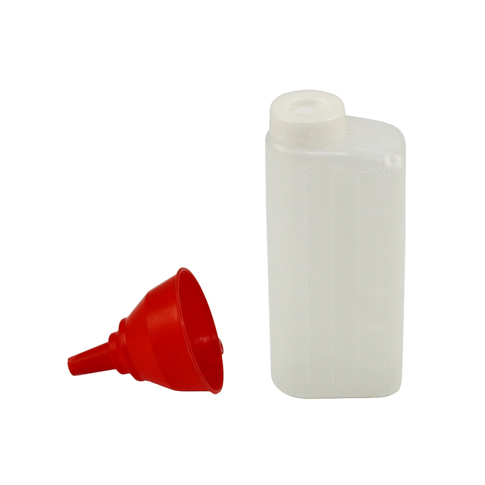 Contenitore trasparente in plastica bianca con misurazioni, accompagnato da un imbuto rosso, ideale per travasi e misurazioni di liquidi