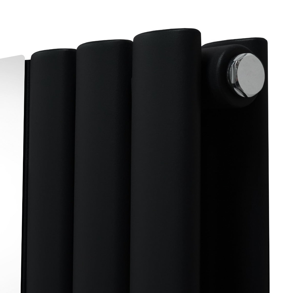 Radiatore nero con pannelli ovali e valvole cromate a specchio, design moderno e superfici lisce, dimensioni 1800mm x 380mm