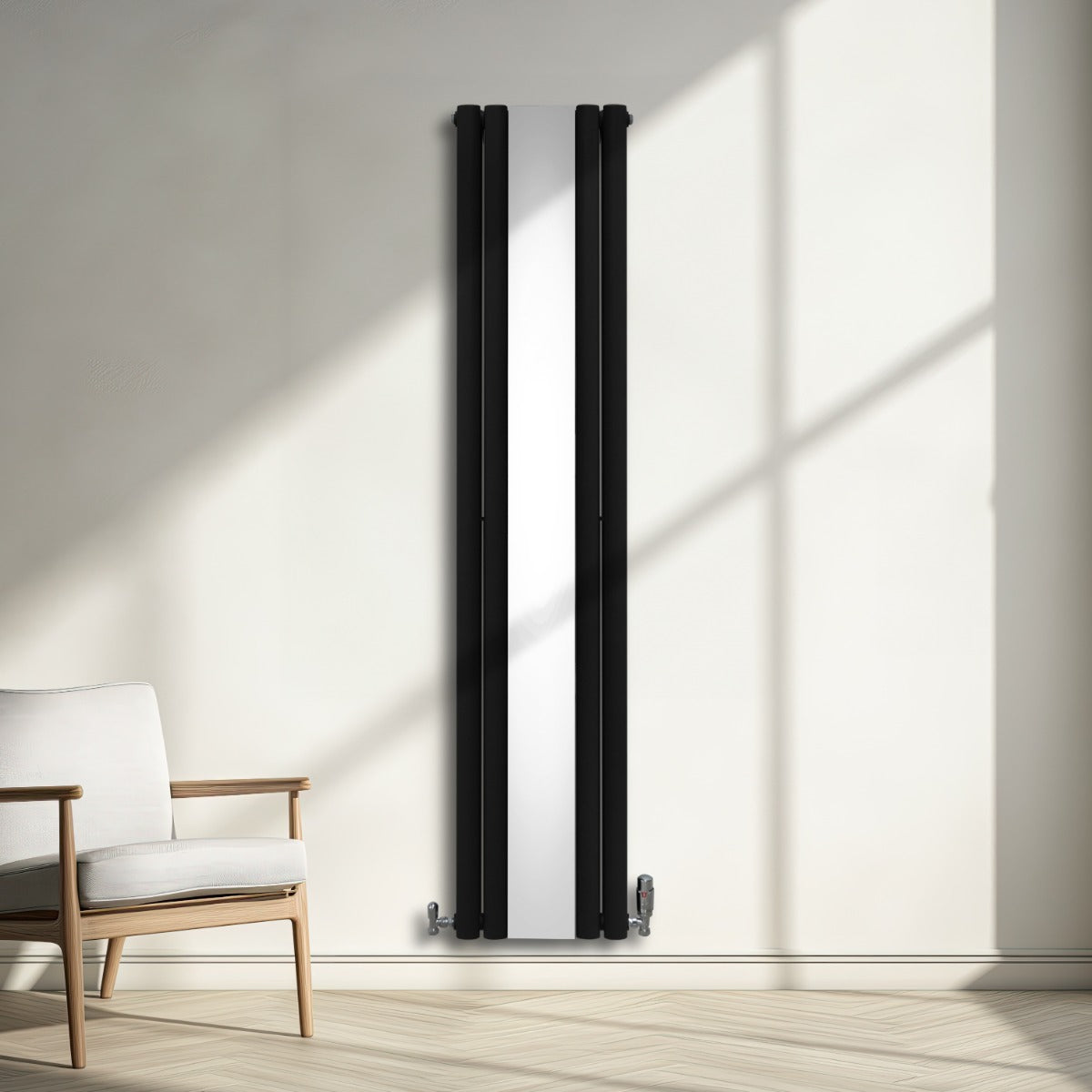 Radiatore nero a pannelli ovali con finitura cromata a specchio, installato su una parete, con luce naturale che illumina l'ambiente