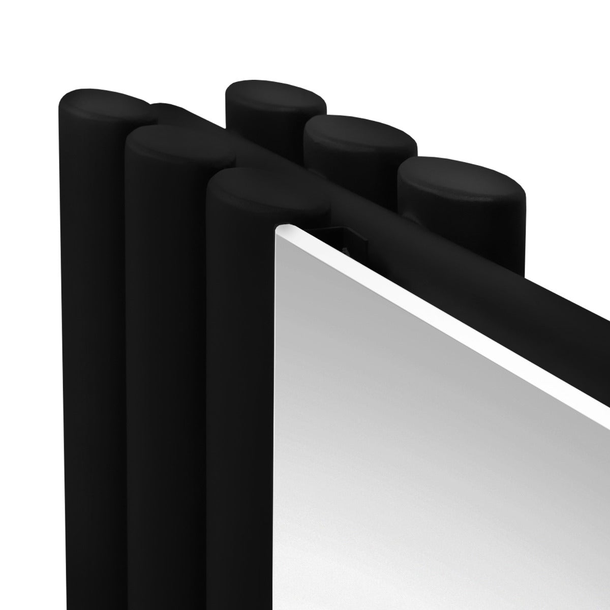 Radiatore nero a pannelli ovali con valvole cromate a specchio, design moderno e elegante, ideale per ambienti contemporanei