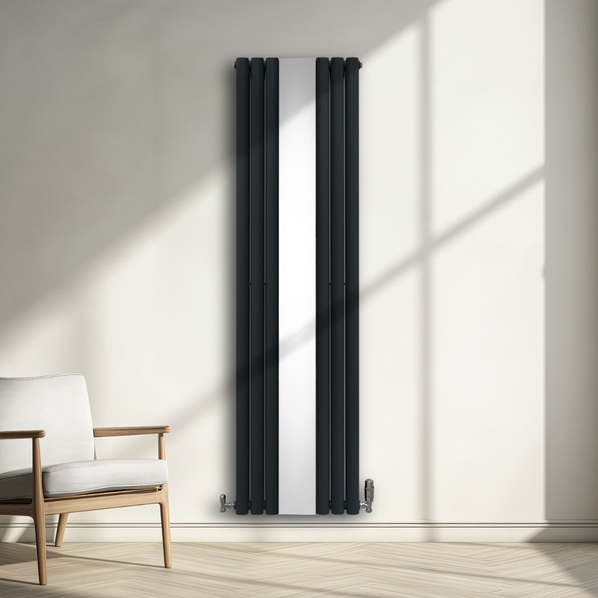 Radiatore grigio antracite a pannelli ovali, 1800mm x 500mm, con finitura cromata a specchio, posizionato in un ambiente moderno e luminoso