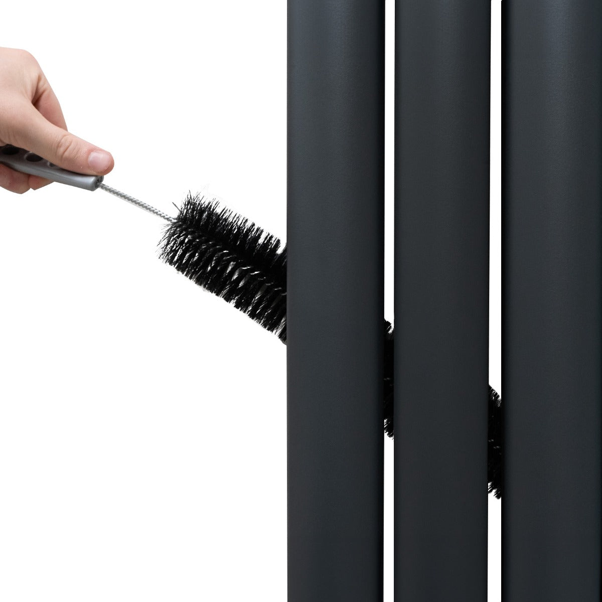 Radiatore grigio antracite con pannelli ovali, pulito con spazzola, evidenziando la superficie liscia e lucida del metallo