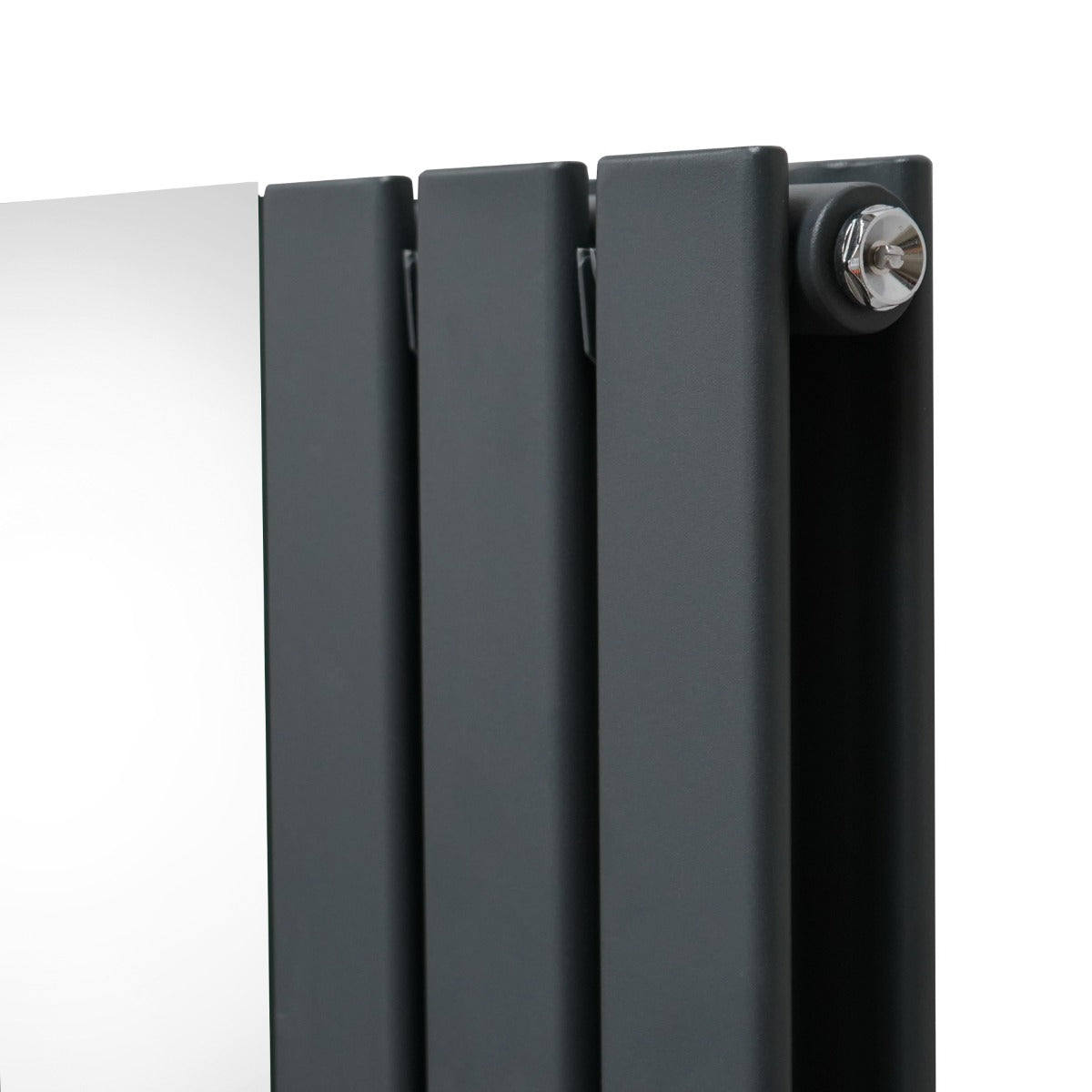 Radiatore a specchio grigio antracite con valvole cromate, design moderno e linee pulite, ideale per ambienti eleganti e contemporanei