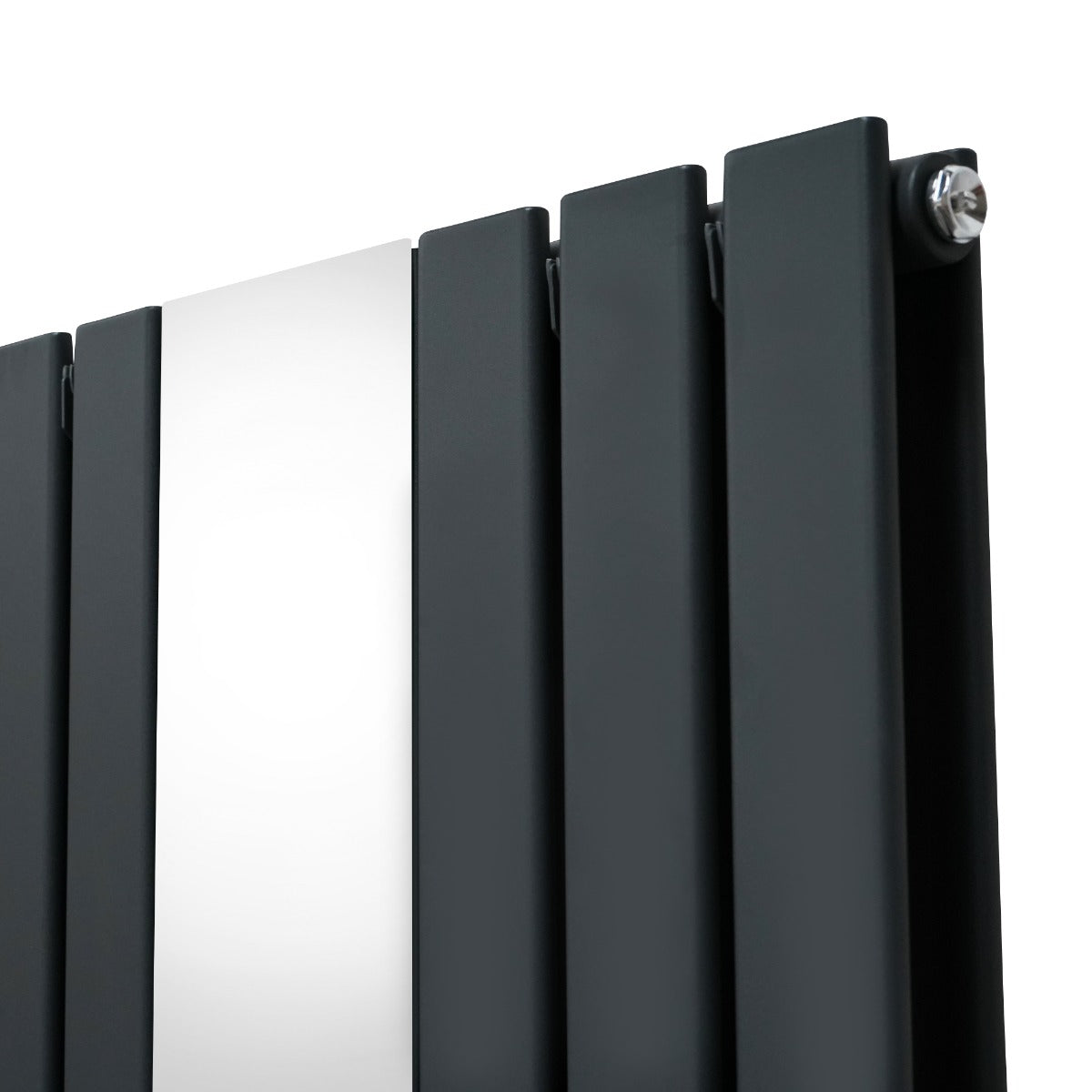 Radiatore a specchio grigio antracite con valvole cromate, design elegante e moderno, dimensioni 1800 mm x 425 mm