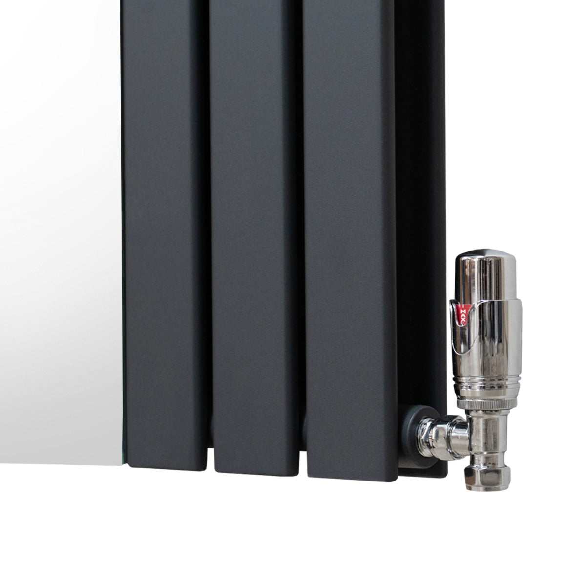 Radiatore a specchio grigio antracite con tre elementi verticali e valvole cromate lucide, design moderno e elegante