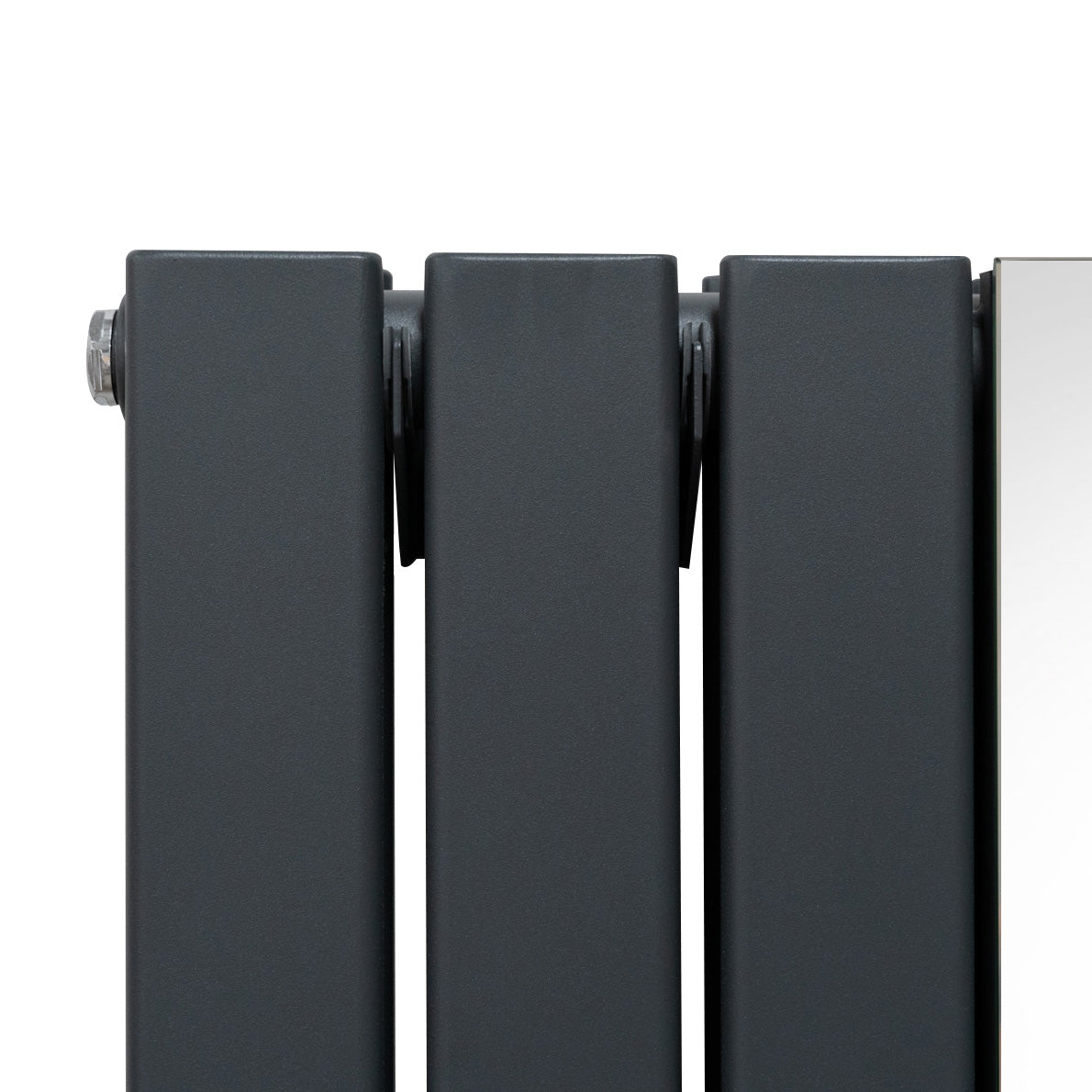 Radiatore a specchio grigio antracite con finitura liscia e valvole cromate, design moderno e linee eleganti, dimensioni 1800 mm x 425 mm