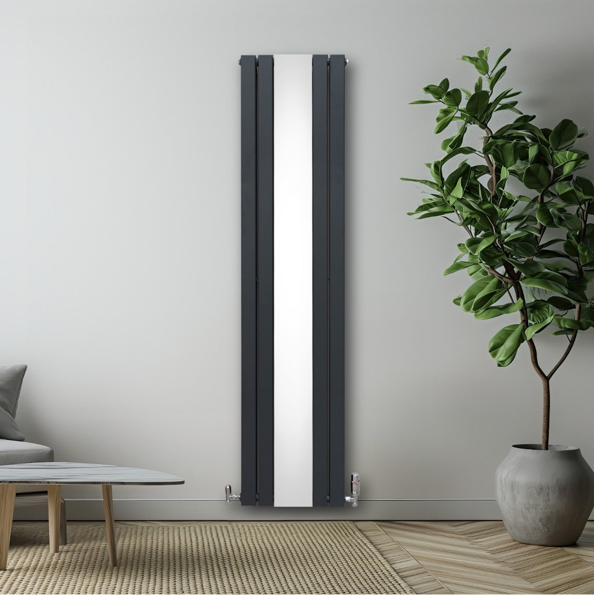 Radiatore a specchio grigio antracite, design verticale, con valvole cromate, montato su parete, accanto a una pianta decorativa