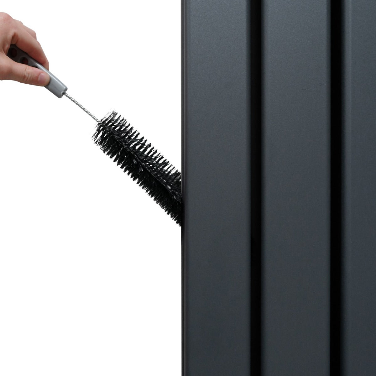 Radiatore a specchio grigio antracite con valvole cromate, pulito con una spazzola nera, evidenziando la sua superficie liscia e moderna