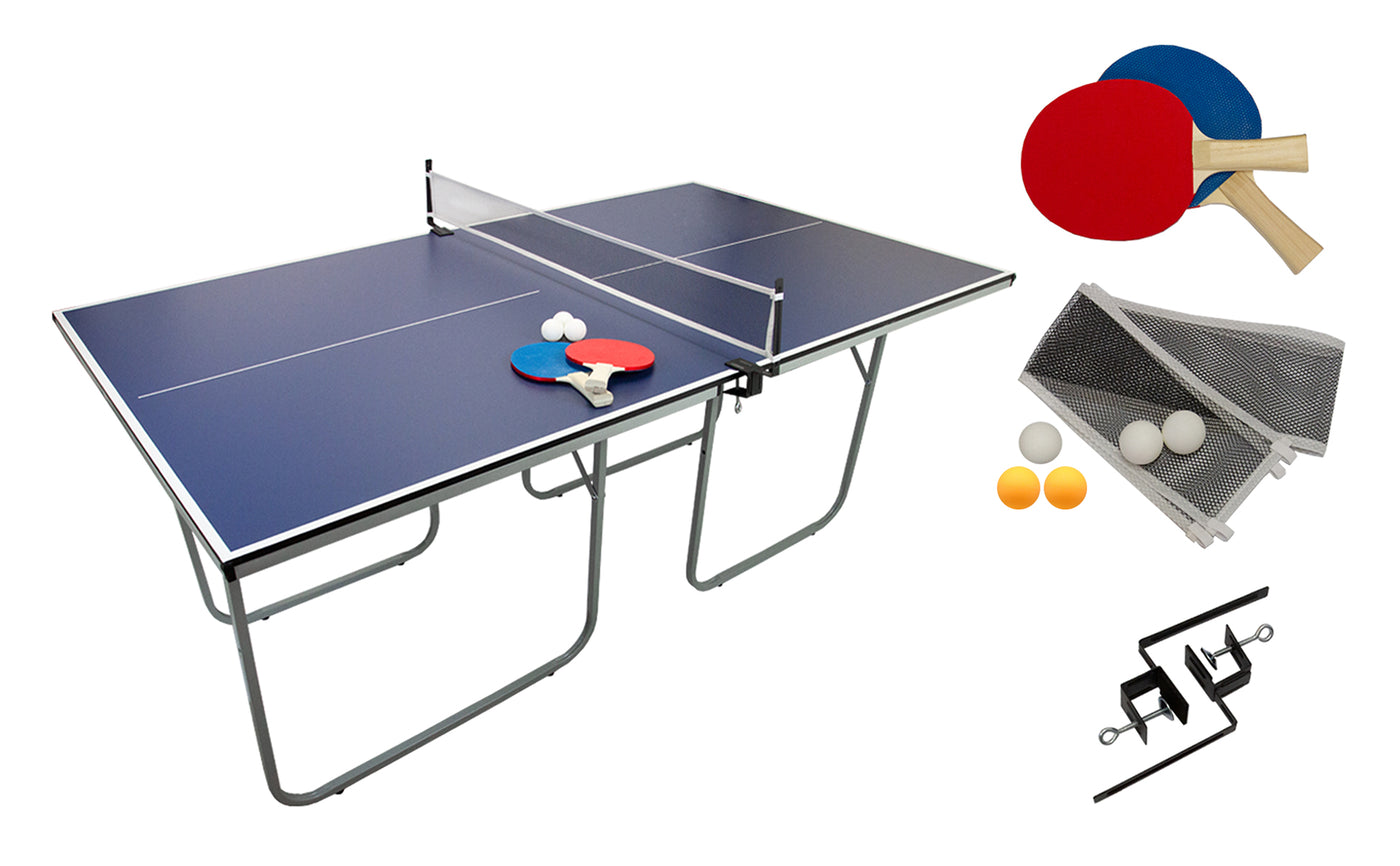 Tavolo da ping pong blu con rete, racchette rosse e blu, palline bianche e arancioni, supporti per fissaggio inclusi