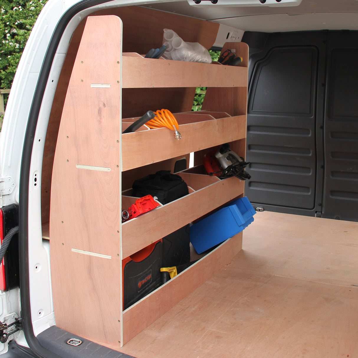 Scaffalatura in legno per VW Caddy, con 24 scompartimenti, ideale per organizzare attrezzi e materiali in modo pratico e ordinato