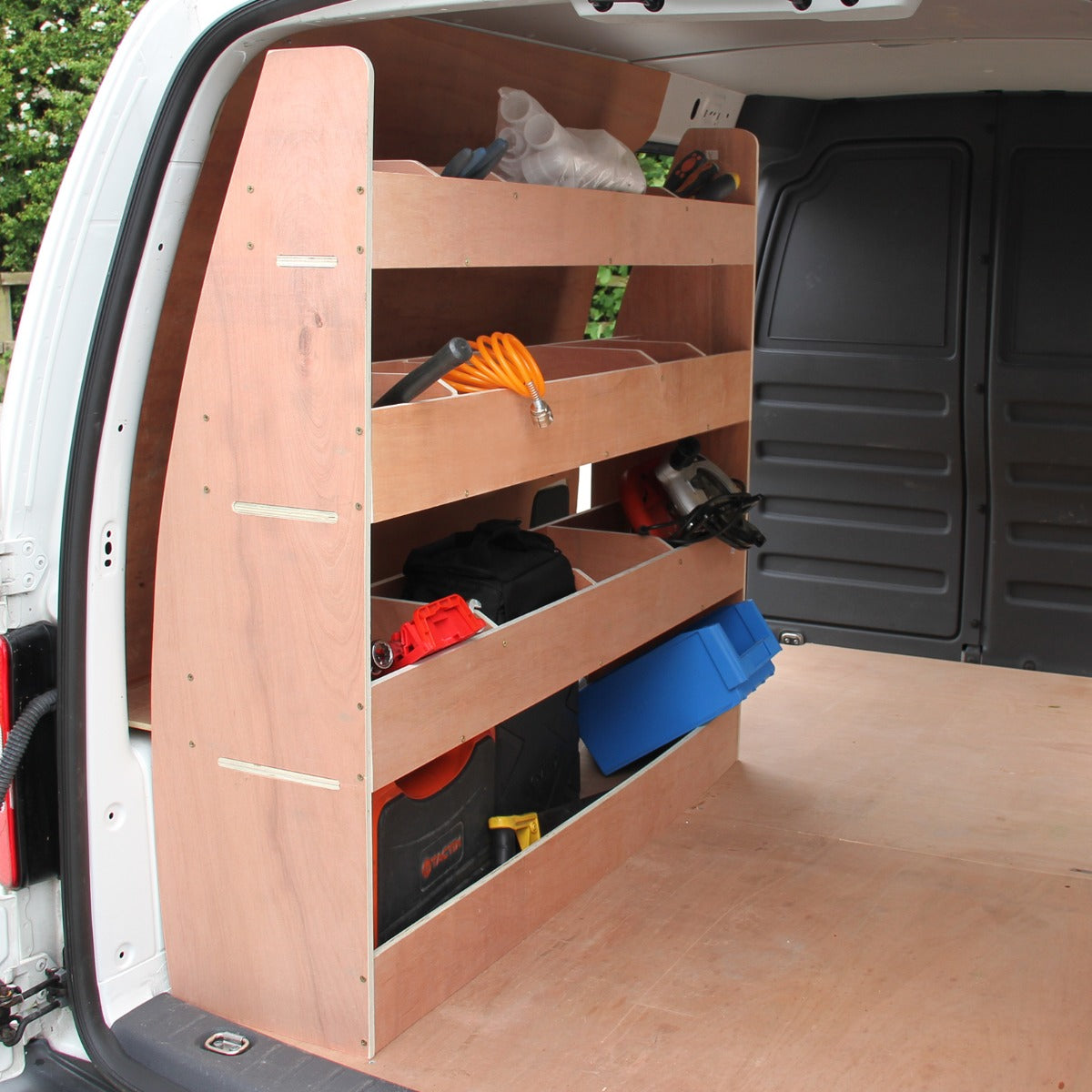 Scaffale in legno chiaro per furgone VW Caddy, con ripiani per attrezzi e materiali, fondo grigio argento, design funzionale e spazioso