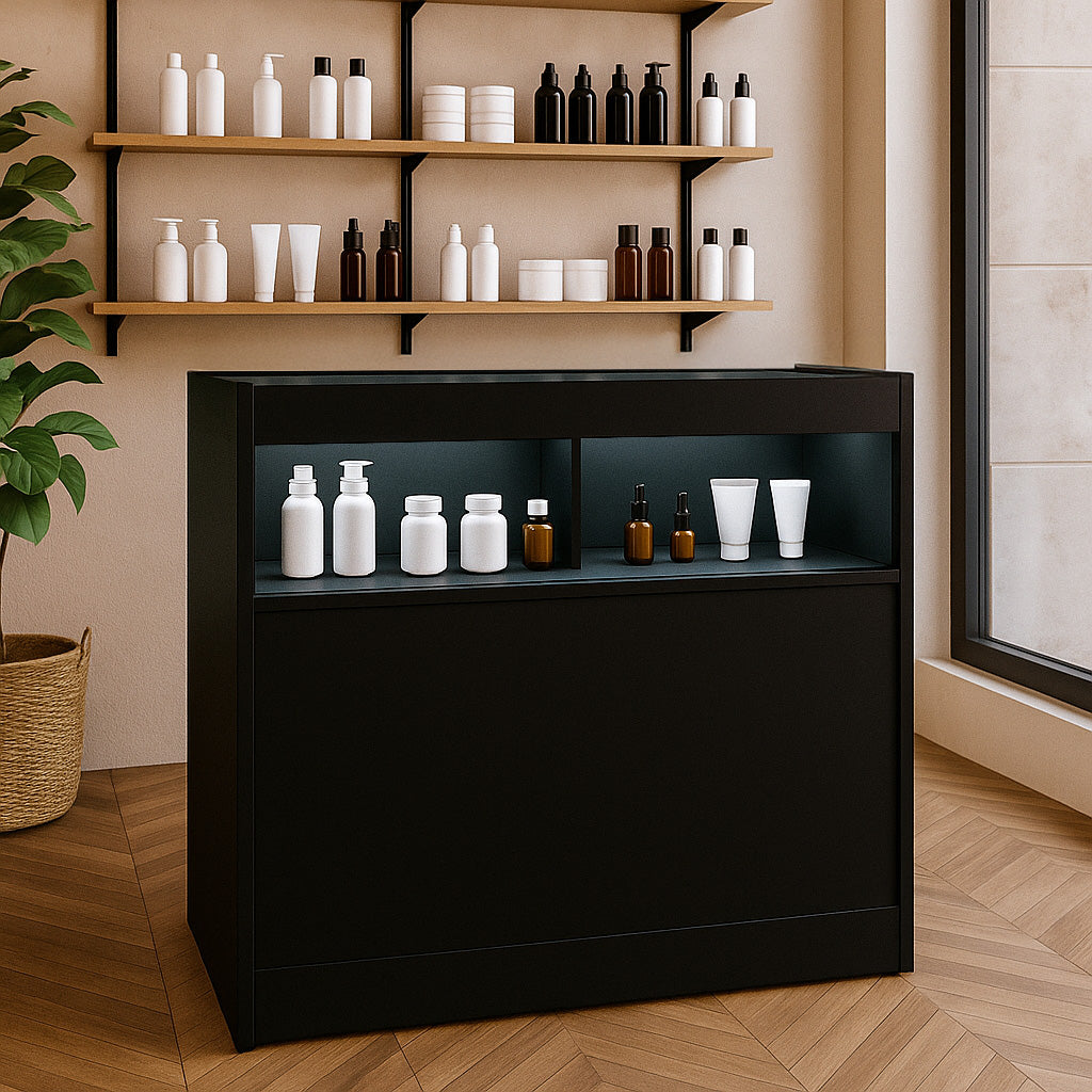 Bancone da negozio LED B900 in nero, con ripiani in legno e prodotti cosmetici bianchi e marroni in esposizione, design moderno e elegante