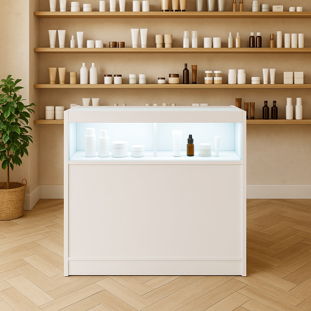 Bancone da negozio LED B900 in bianco, con ripiano trasparente, illuminazione interna e design moderno, in un ambiente elegante