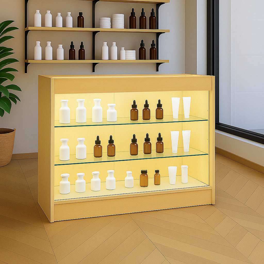 Bancone da negozio in legno d'acero con illuminazione LED, ripiani in vetro e bottiglie di diverse forme e colori esposte