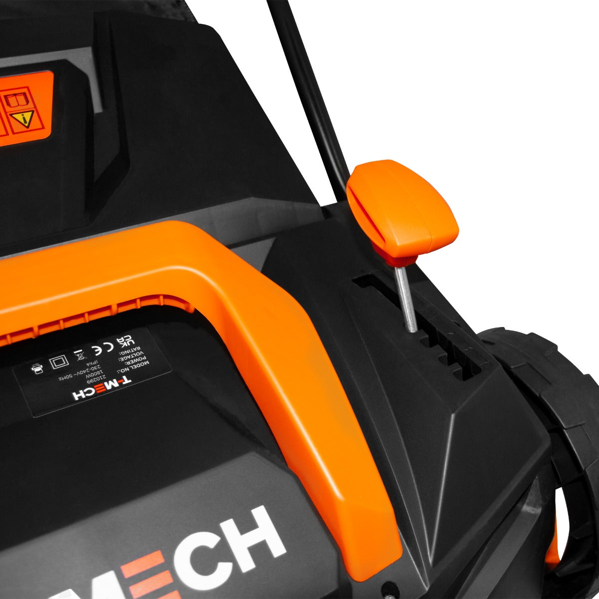 Aspiratore per erba artificiale T-Mech con manico arancione, dettagli neri e grigi, design ergonomico e comandi intuitivi