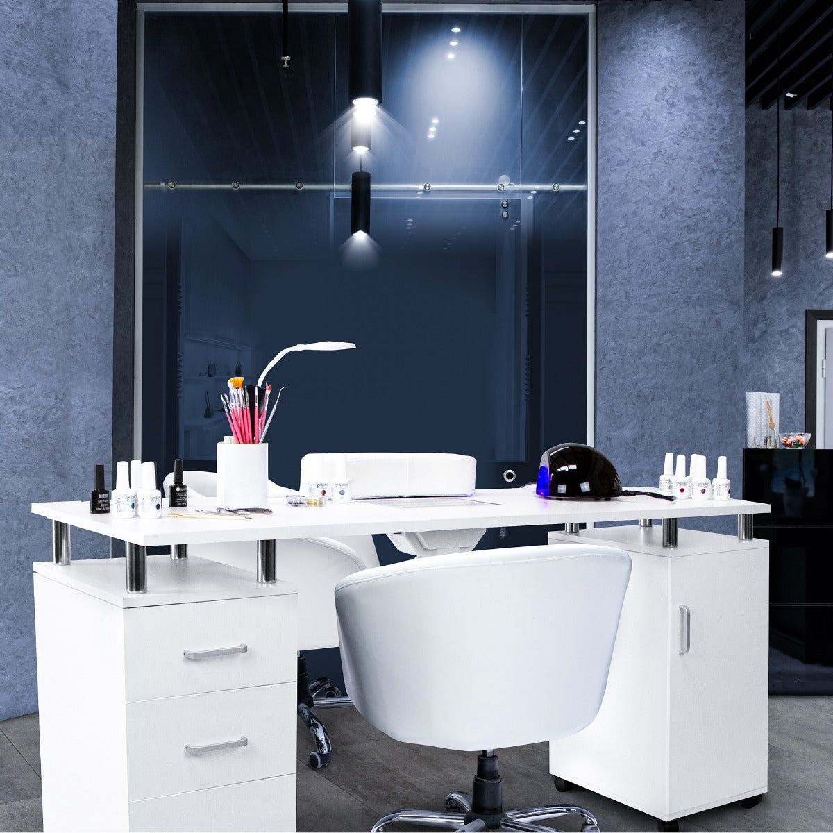 Tavolo per manicure professionale bianco con sedia ergonomica, lampada da tavolo e prodotti per unghie su superficie liscia e moderna