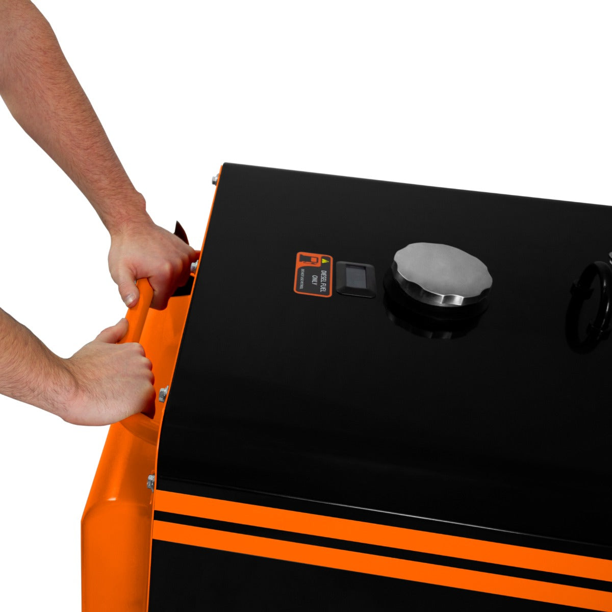 Generatore diesel portatile silenzioso trifase 400V con finitura nera lucida e dettagli arancioni, maniglie robuste per il trasporto