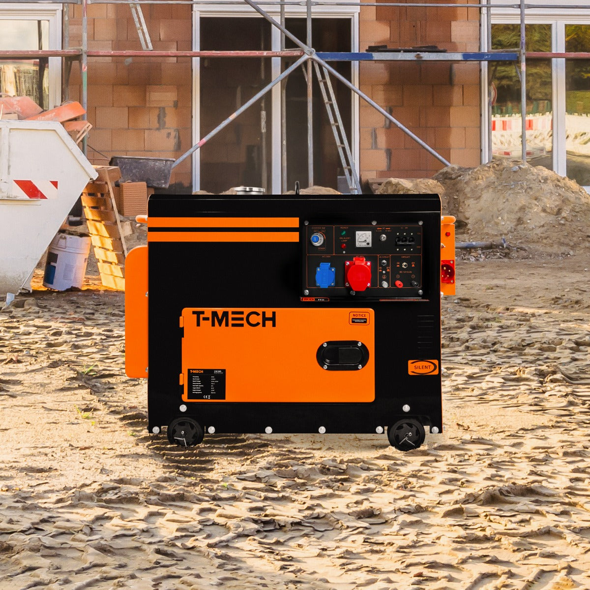 Generatore diesel portatile T-Mech trifase 400V, con scocca nera e arancione, ruote e pannello di controllo visibile in cantiere