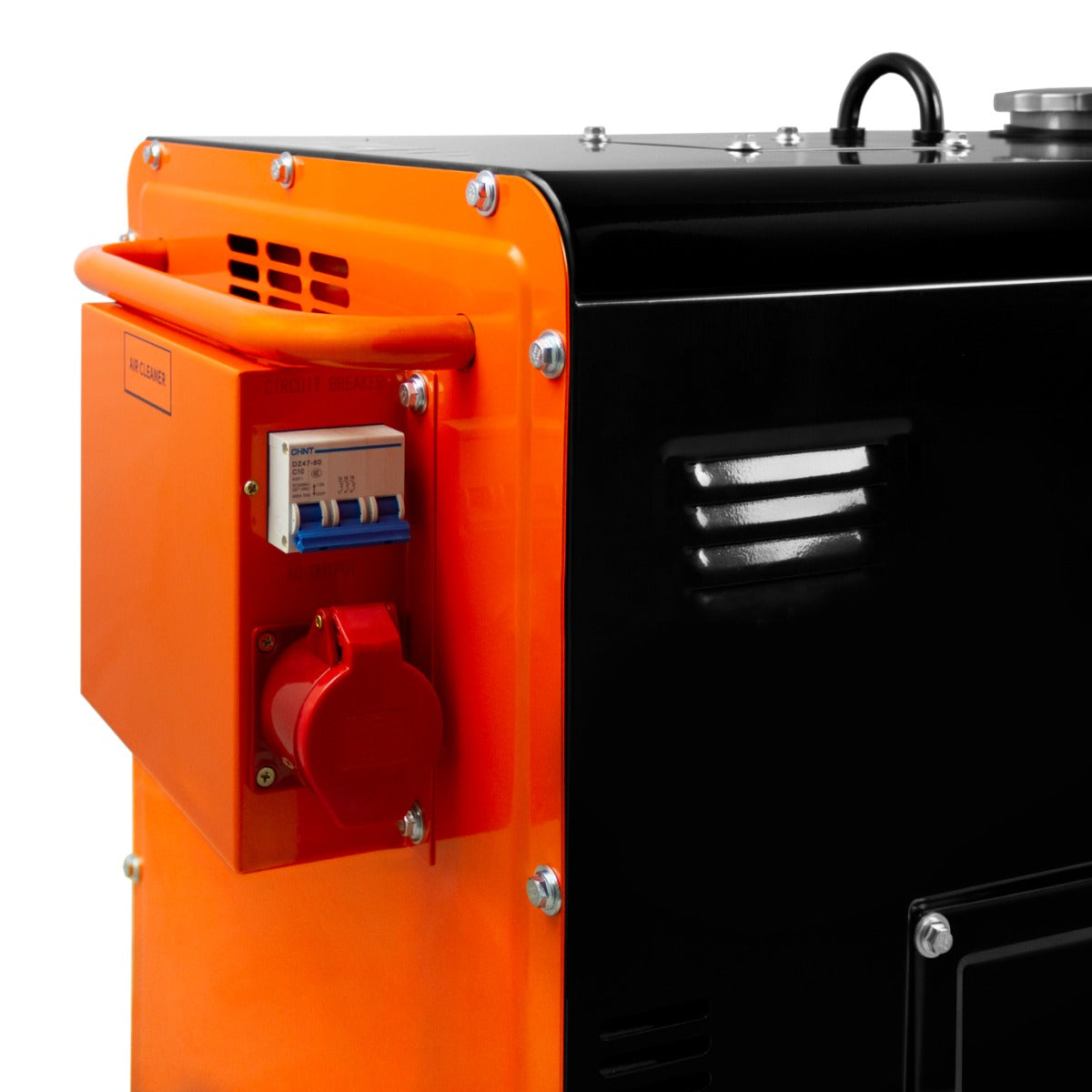 Generatore diesel portatile silenzioso trifase 400V con scocca nera e dettagli arancioni, interruttore e presa rossa ben visibili