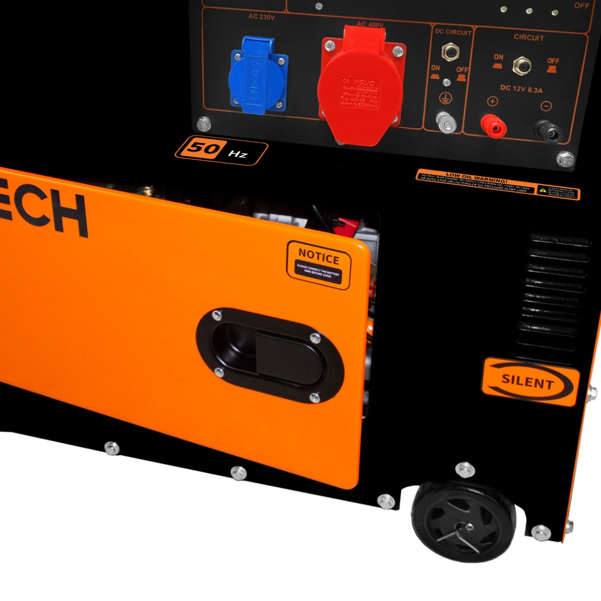 Generatore diesel portatile T-Mech silenzioso trifase 400V, con scocca nera e arancione, ruote per facilità di movimento e pannello di controllo dettagliato