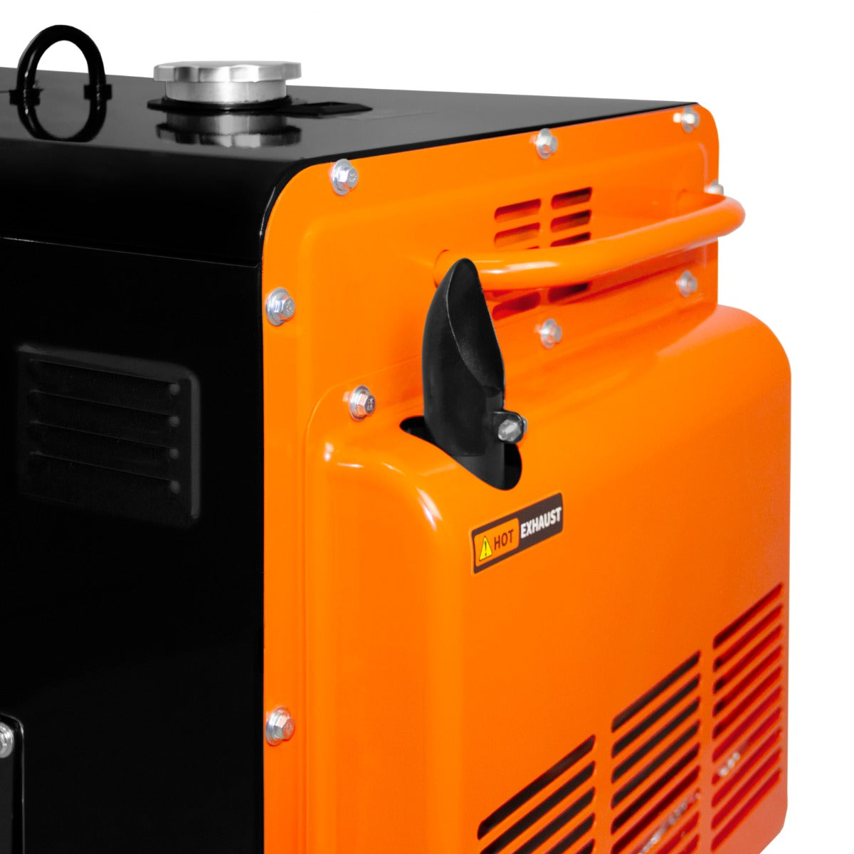 Generatore diesel portatile silenzioso trifase 400V con finitura nera e arancione, dettagli metallici e maniglia ergonomica per il trasporto