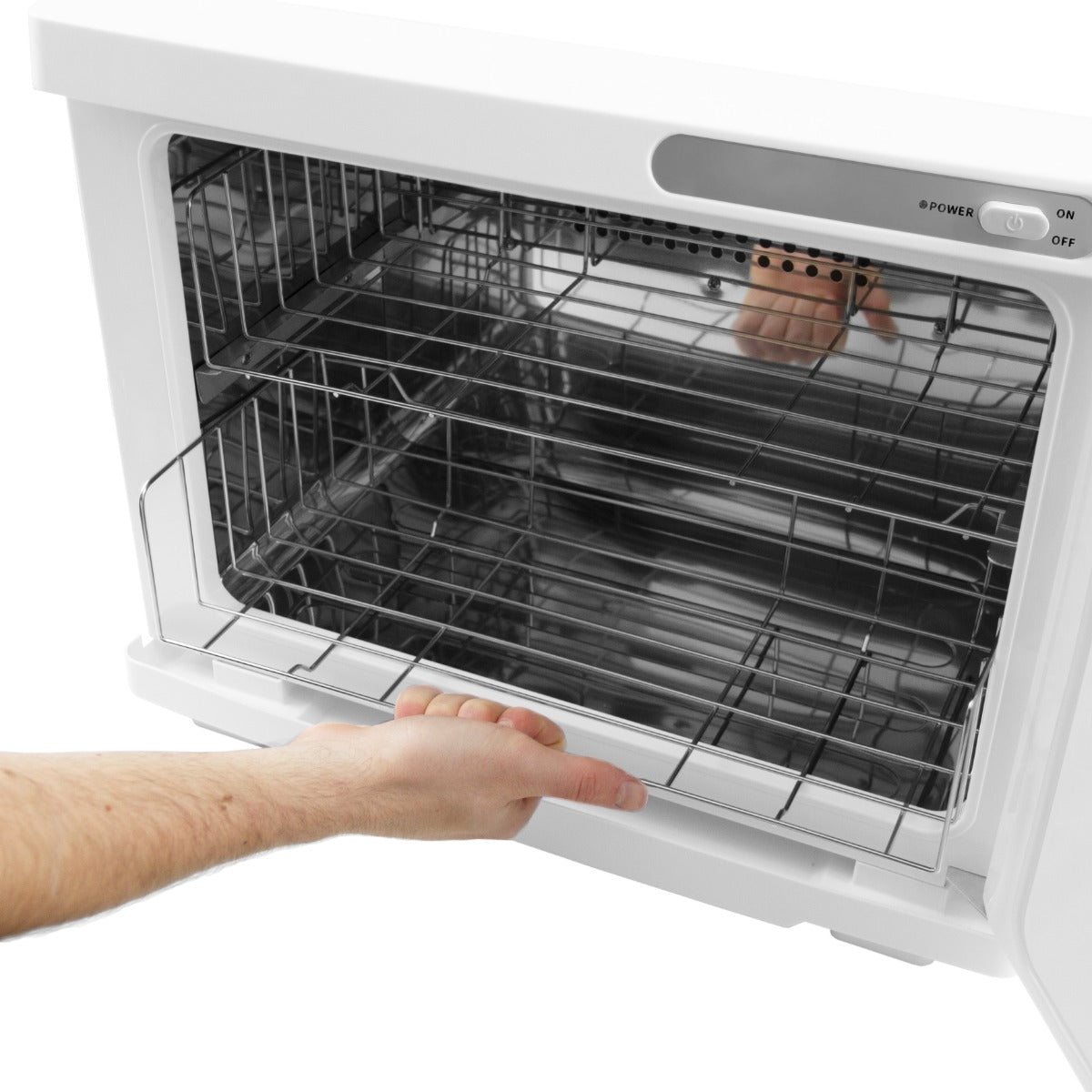 Scaldasalviette bianco con struttura in metallo lucido, dotato di ripiani estraibili per un facile accesso e organizzazione dei teli