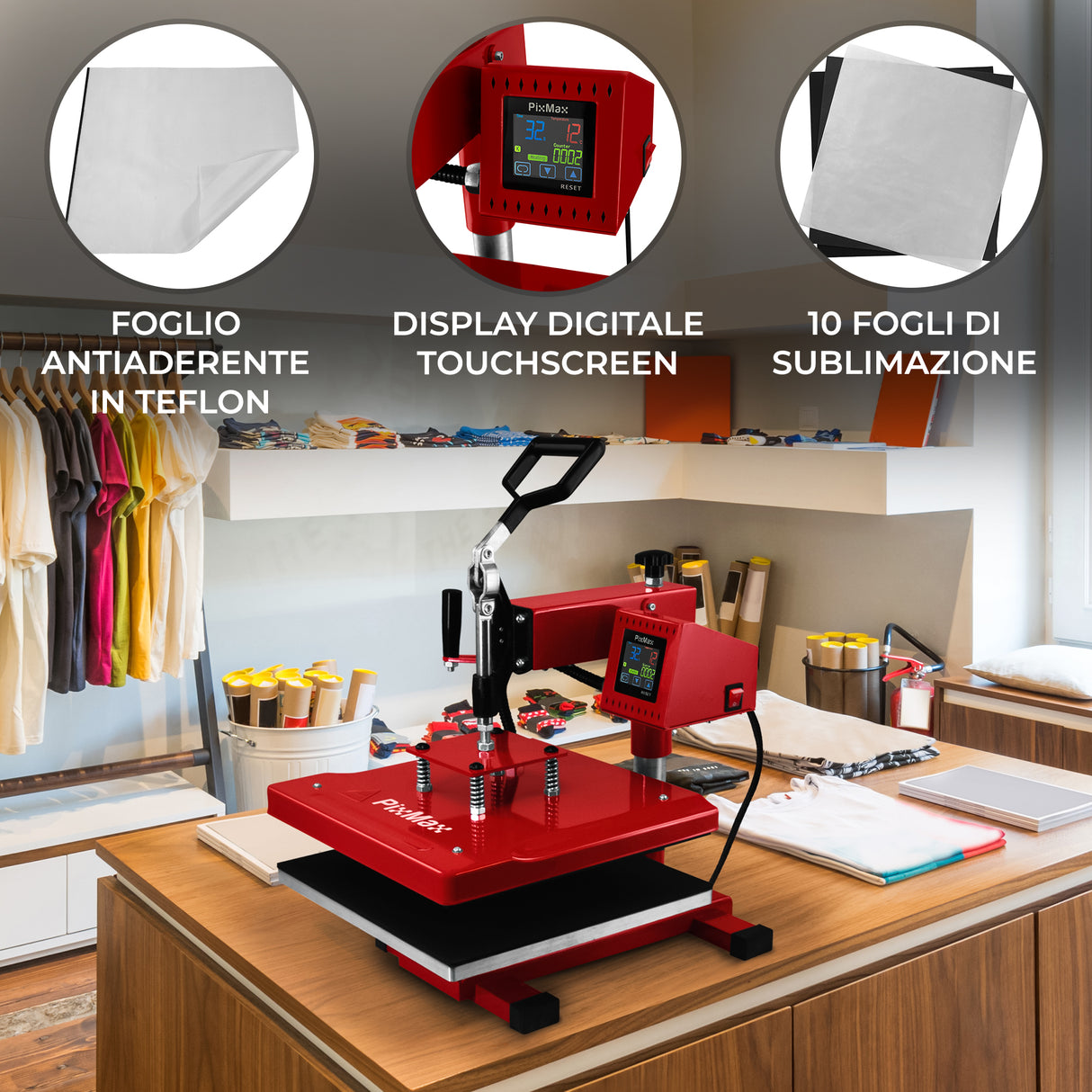 Pressa termica rossa con display touchscreen, foglio in teflon e dieci fogli per sublimazione su un tavolo di lavoro creativo