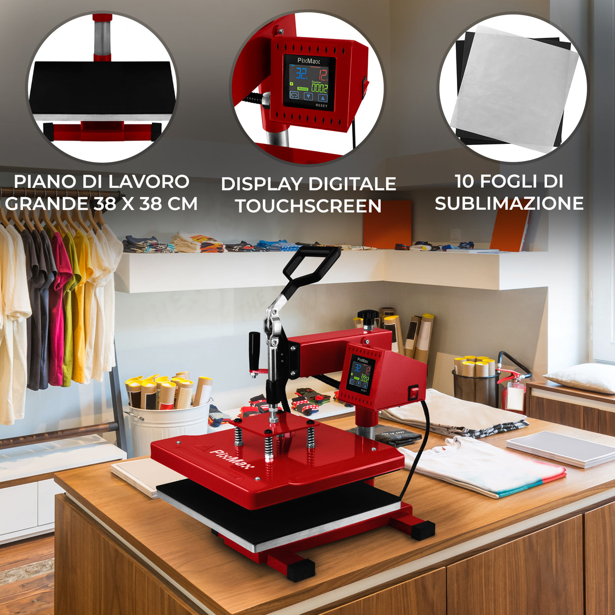 Pressa termica rossa con piano di lavoro 38 x 38 cm, display touchscreen e dieci fogli di sublimazione su un tavolo di lavoro