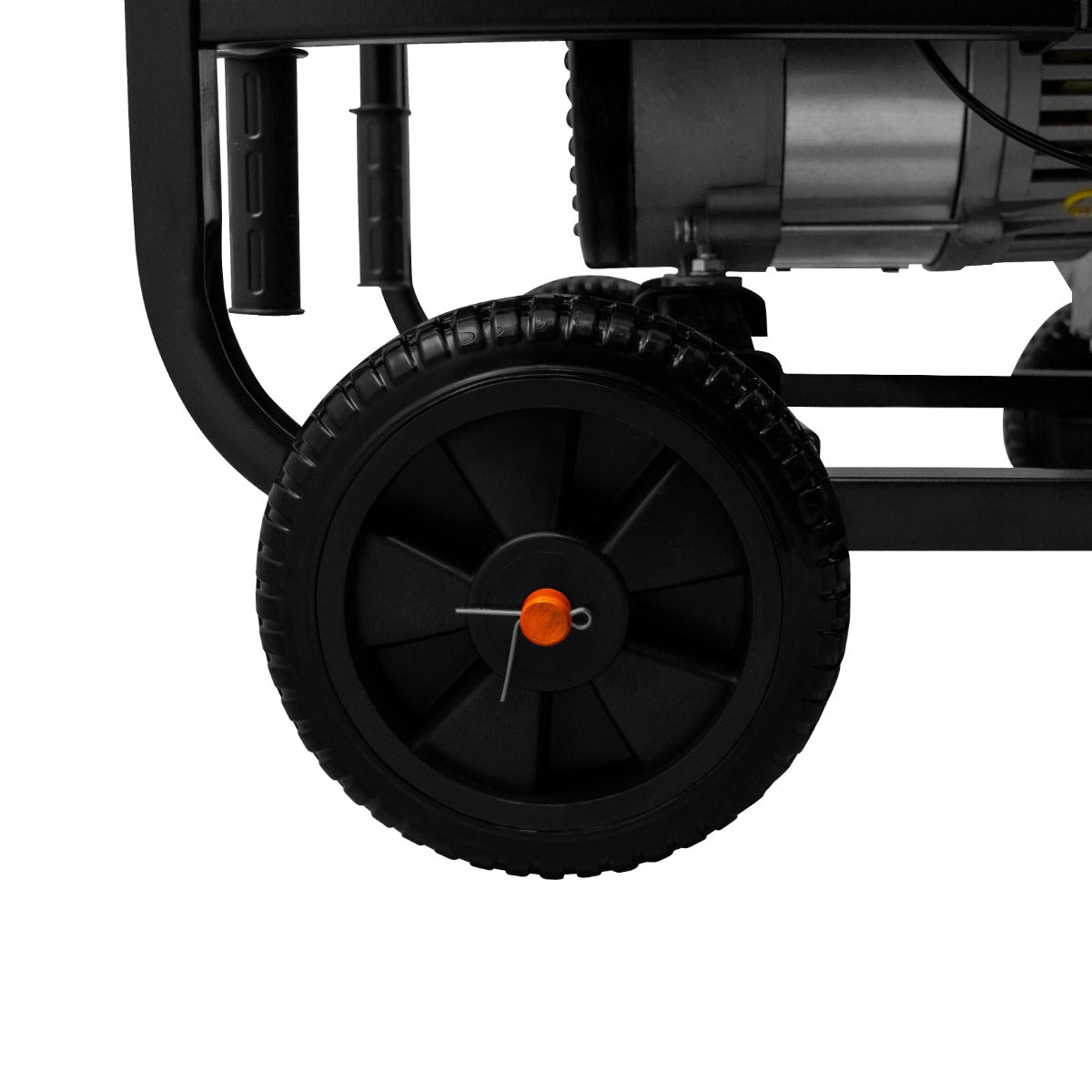Ruota nera del generatore a diesel T-Mech 5KW, con dettagli arancioni e struttura robusta, ideale per il trasporto e l'uso all'aperto