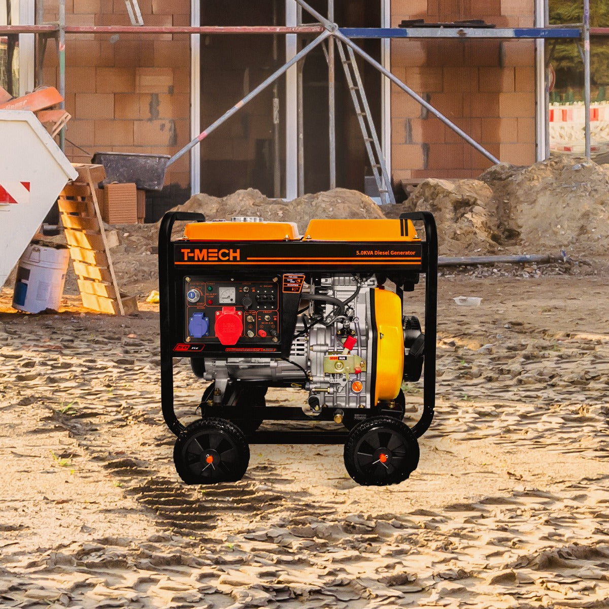 Generatore a diesel portatile T-Mech 5KW con telaio nero e giallo, ruote robuste, in un cantiere con sfondo di materiali da costruzione
