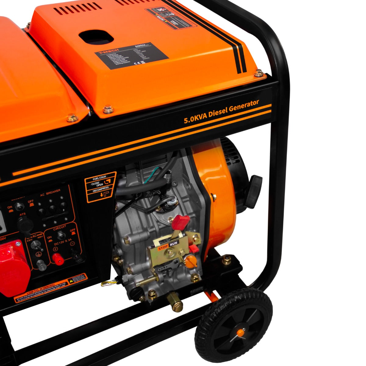 Generatore a diesel portatile T-Mech 5KW con struttura nera, dettagli arancioni, motore visibile e ruote per facilità di trasporto