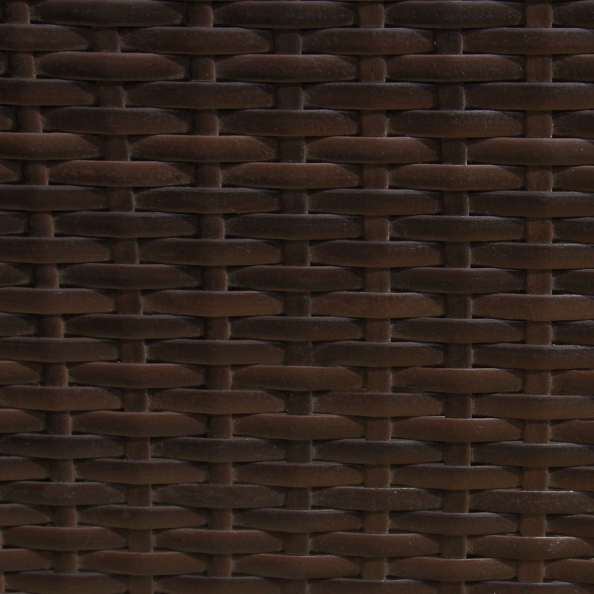 Set ad angolo in rattan marrone con texture intrecciata, ideale per arredare spazi esterni con eleganza e comfort