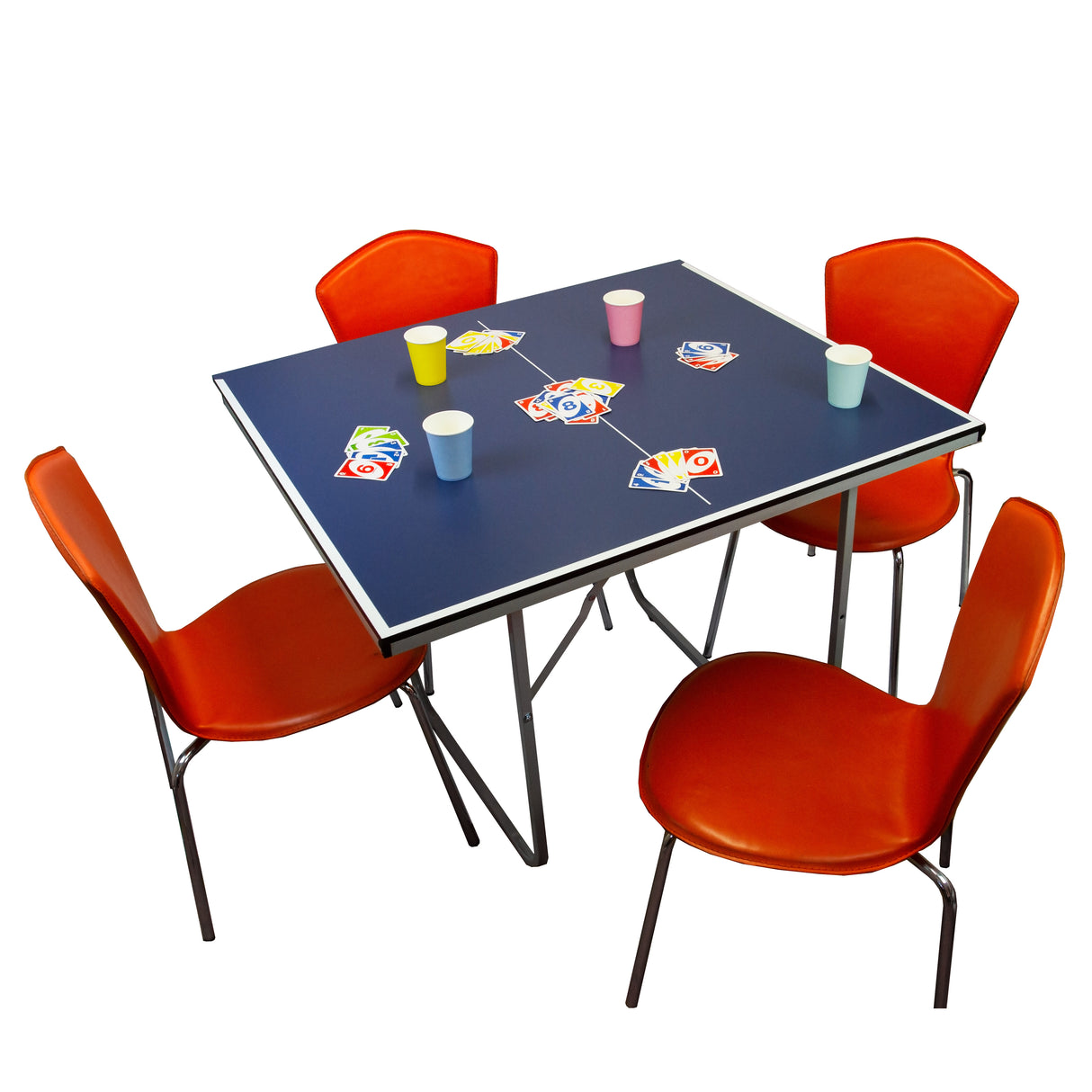 Tavolo da ping pong pieghevole blu con quattro sedie arancioni, accessori colorati e carte da gioco disposte sulla superficie
