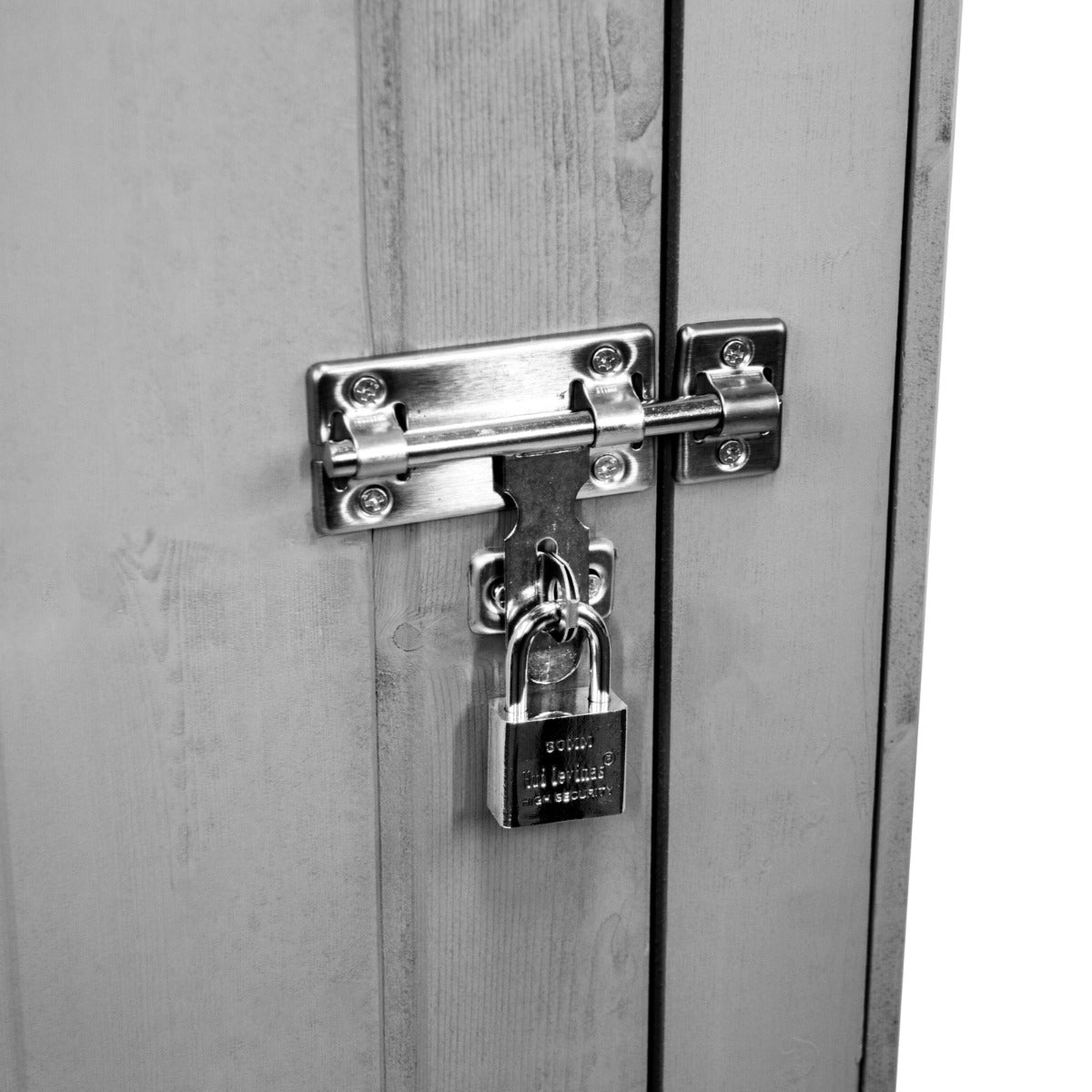 Chiusura metallica lucida con lucchetto su un capanno da giardino in legno grigio, evidenziando la robustezza e la sicurezza