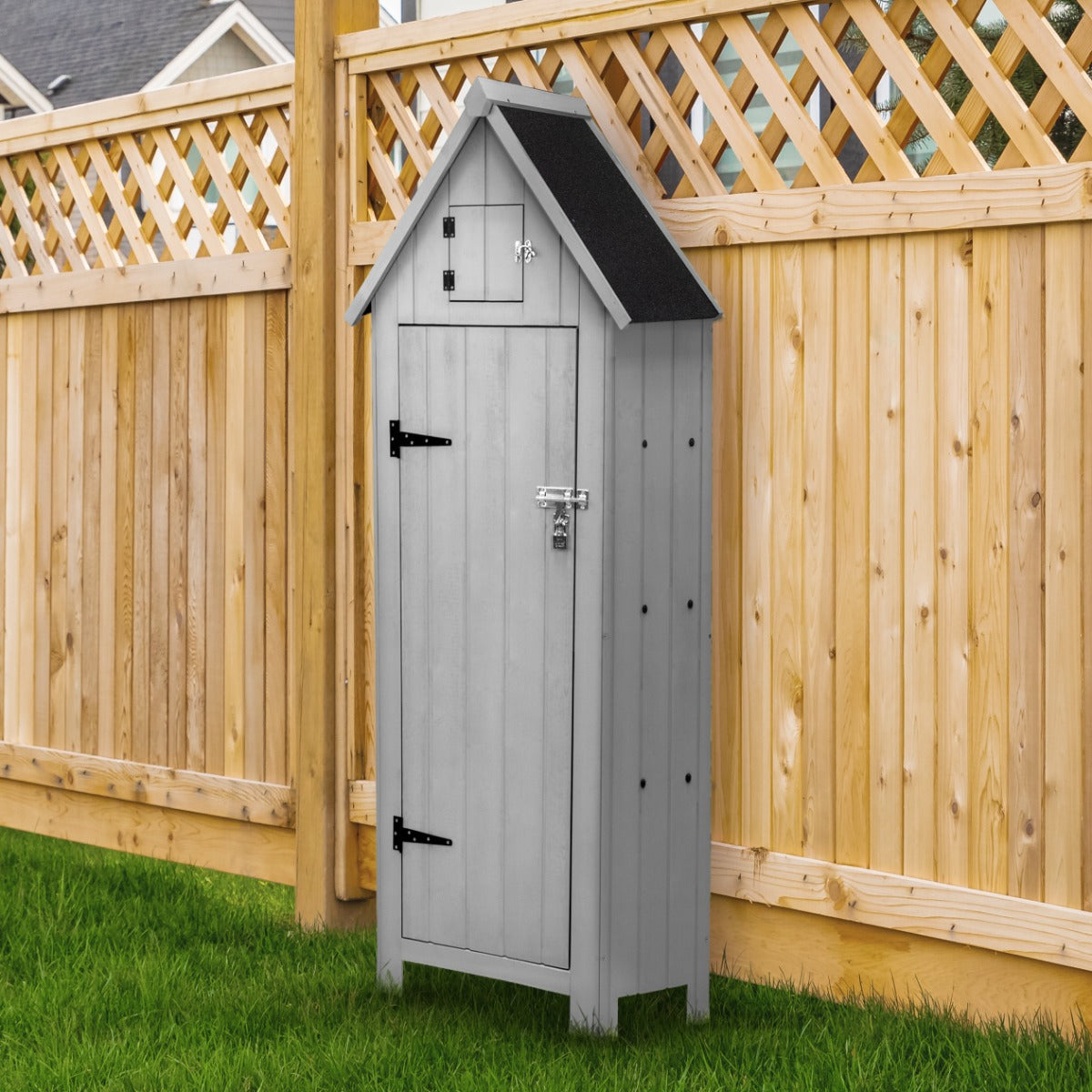 Capanno da giardino in legno grigio con tetto nero, porte in legno e serratura, posizionato su prato verde accanto a recinzione in legno