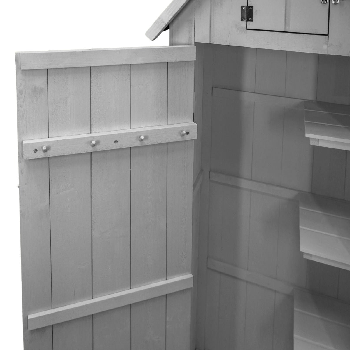 Capanno da giardino in legno grigio con porta aperta, mostrando ripiani interni e finitura liscia e naturale del legno