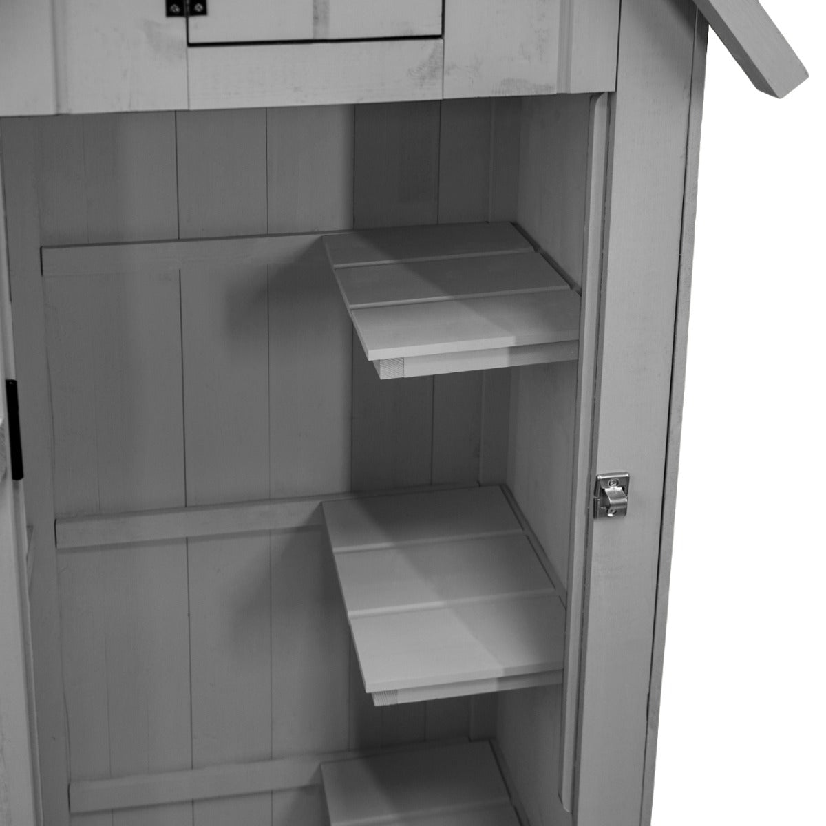 Capanno da giardino in legno grigio con ripiani bianchi interni, design semplice e funzionale per riporre attrezzi e accessori