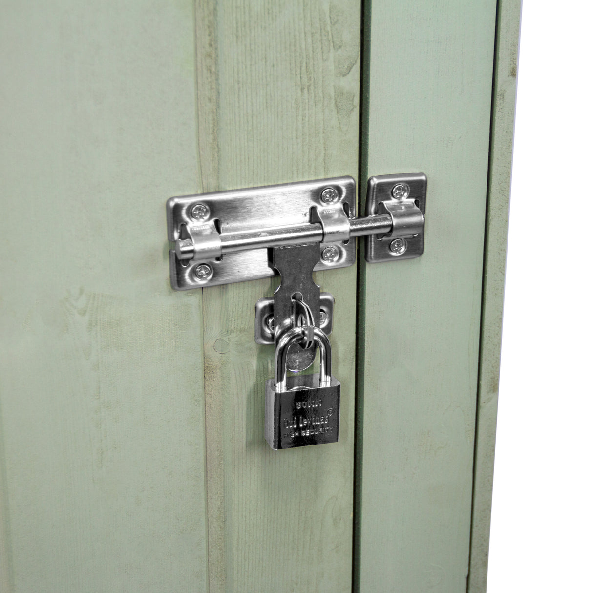 Chiusura in metallo argentato su porta di casetta da giardino in legno verde, con serratura a lucchetto per maggiore sicurezza