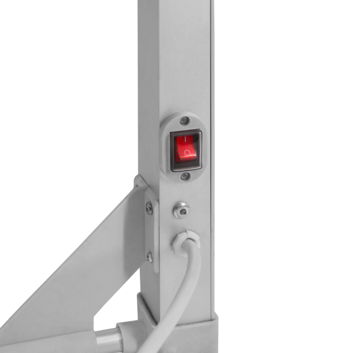 Interruttore rosso di accensione su un stendibiancheria elettrico riscaldato in alluminio, con dettagli metallici e cavo bianco