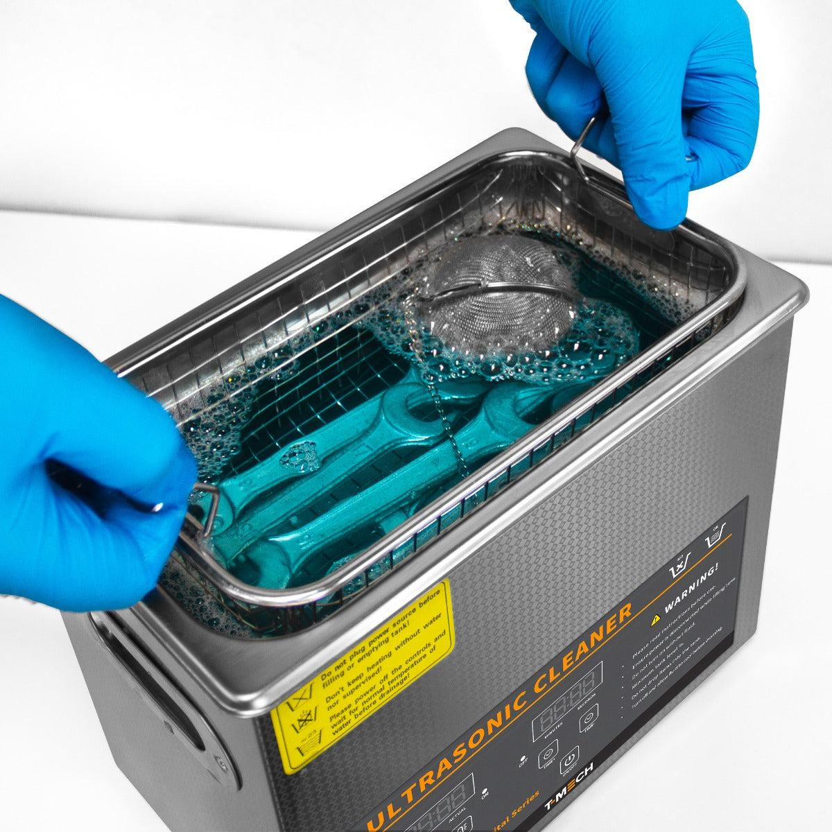 Pulitore ad ultrasuoni T-Mech da 6L con acqua blu e attrezzi in metallo, dotato di cesto in acciaio inox e guanti blu