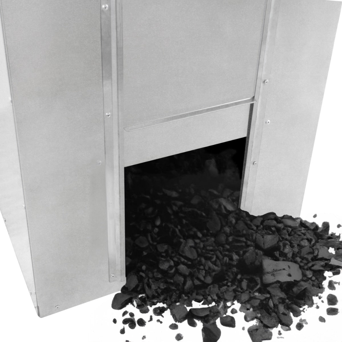 Bidone per carbone e legna in metallo grigio, con apertura frontale e carbone nero che fuoriesce, capacità di 150 kg