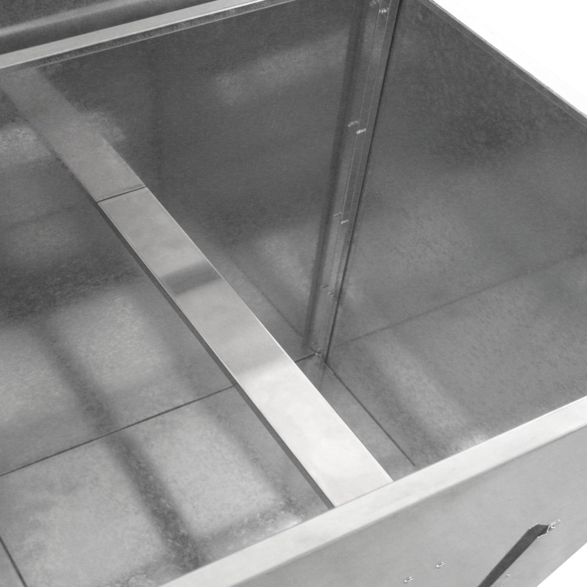 Bidone per carbone e legna in acciaio inox, interno spazioso e resistente, finitura lucida e angoli rinforzati per durabilità
